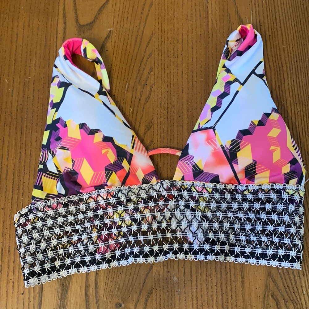 NWOT Isabella Rose Women’s Bikini Top Size Medium